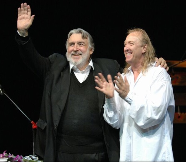 Ștefan Hrușcă îi datorează destinul său muzical marelui poet Adrian Păunescu, care l-a lansat în Cenaclul Flacăra la începutul anilor 80