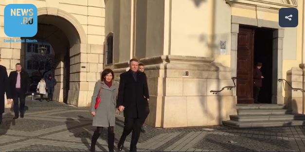 Carmen Iohannis nu renunță la ținutele mini nici în ziua de Crăciun! Cum a mers la biserică soția lui Klaus Iohannis