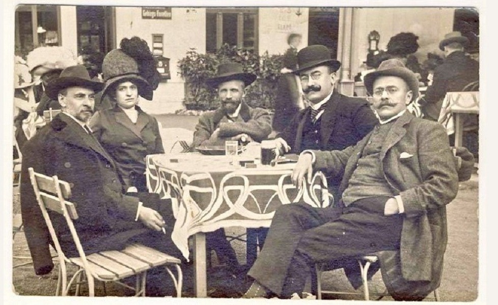 Fotografie istorică: George Coșbuc, Elena Vaida Voievod, dr. Ciuta (Bistrița), Alex. Vaida-Voievod, I.L. Caragiale la Karlsbad, în Germania, unde se stabilise marele dramaturg, în 1911 (de la stânga la dreapta)