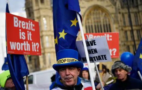 Britanicii s-au sucit și vor să rămână în UE