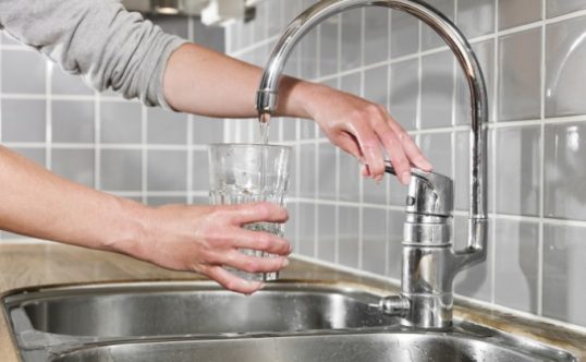 Ce spune Apa Nova despre gustul ciudat al apei de la robinet. Cât de mult afectează populația un astfel de incident