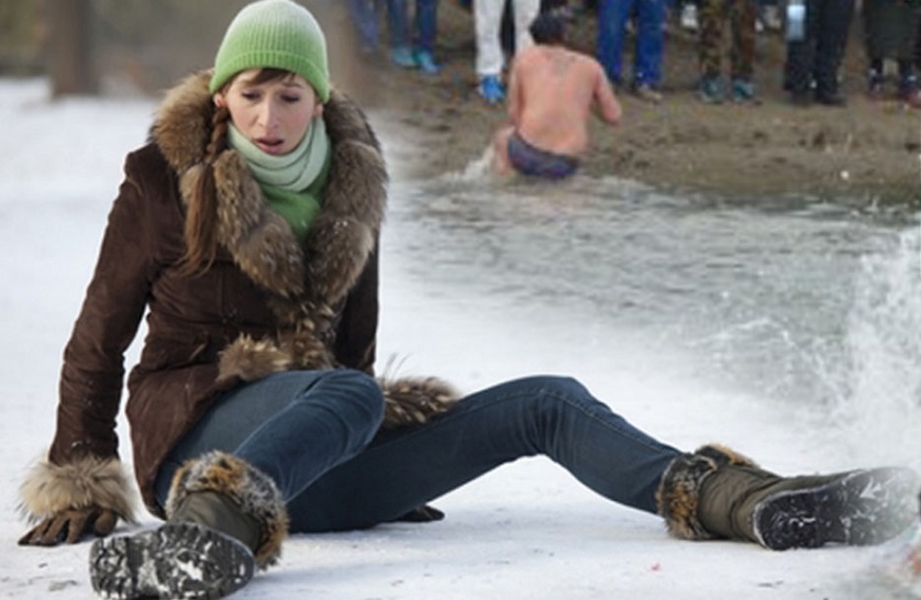 Fetele nemăritate care cad pe gheață de Bobotează se vor mărita în cursul anului, conform tradiţiei populare
