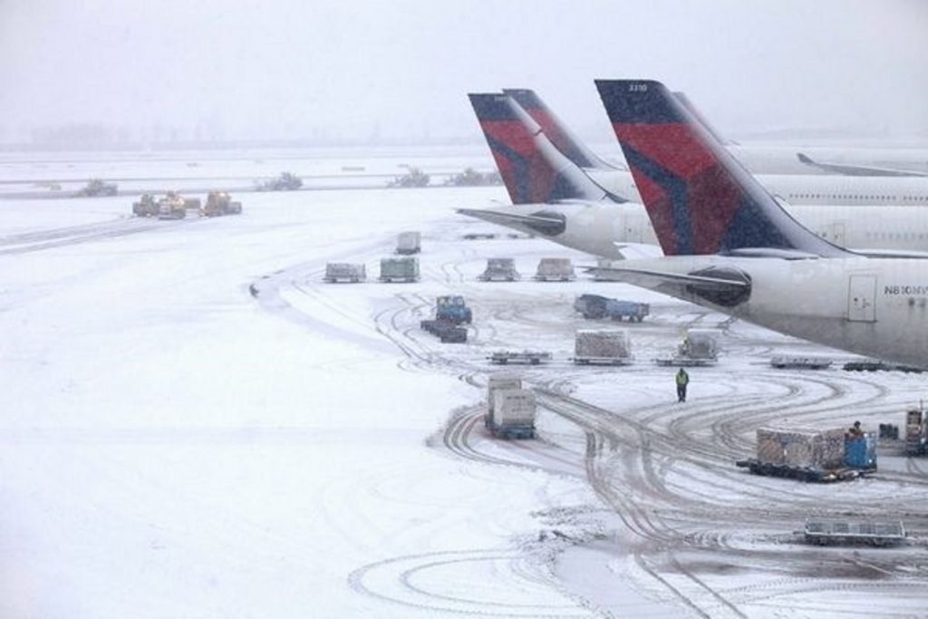 Întârzieri pe Aeroportul Henri Coandă, din cauza zăpezii