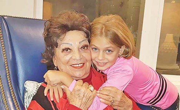 Maria Ciobanu a decis să-și facă o schimbare de look al 81 de ani! Cântăreața și-a tatuat sprâncenele