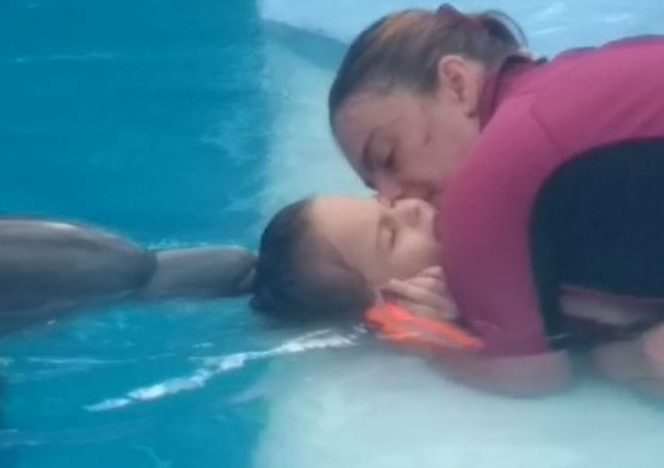 Povestea emoționantă a unei fetițe care a scăpat de autism cu ajutorul delfinilor