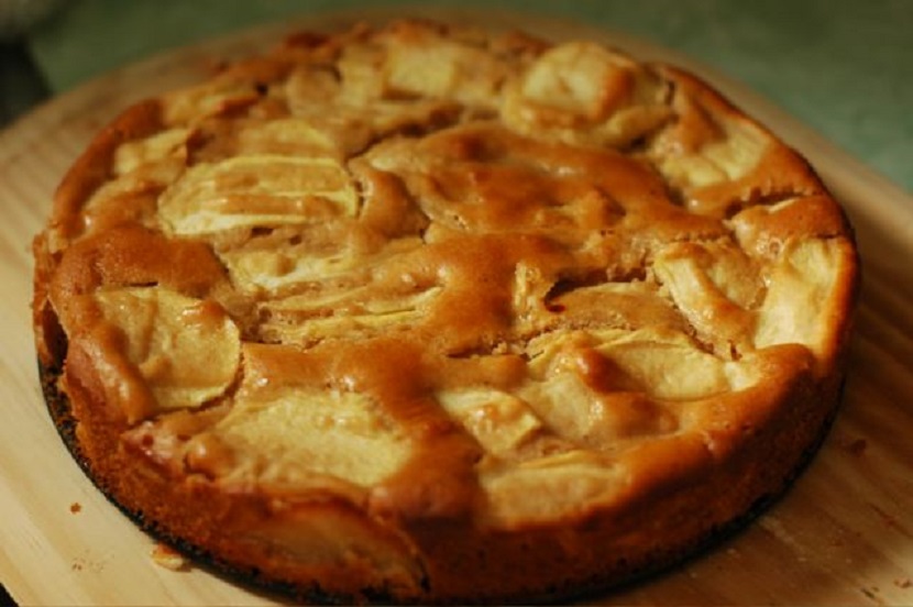 Tortul de mere se prepară ușor și este bucuria oricărei mese în familie, indiferent de perioada anului