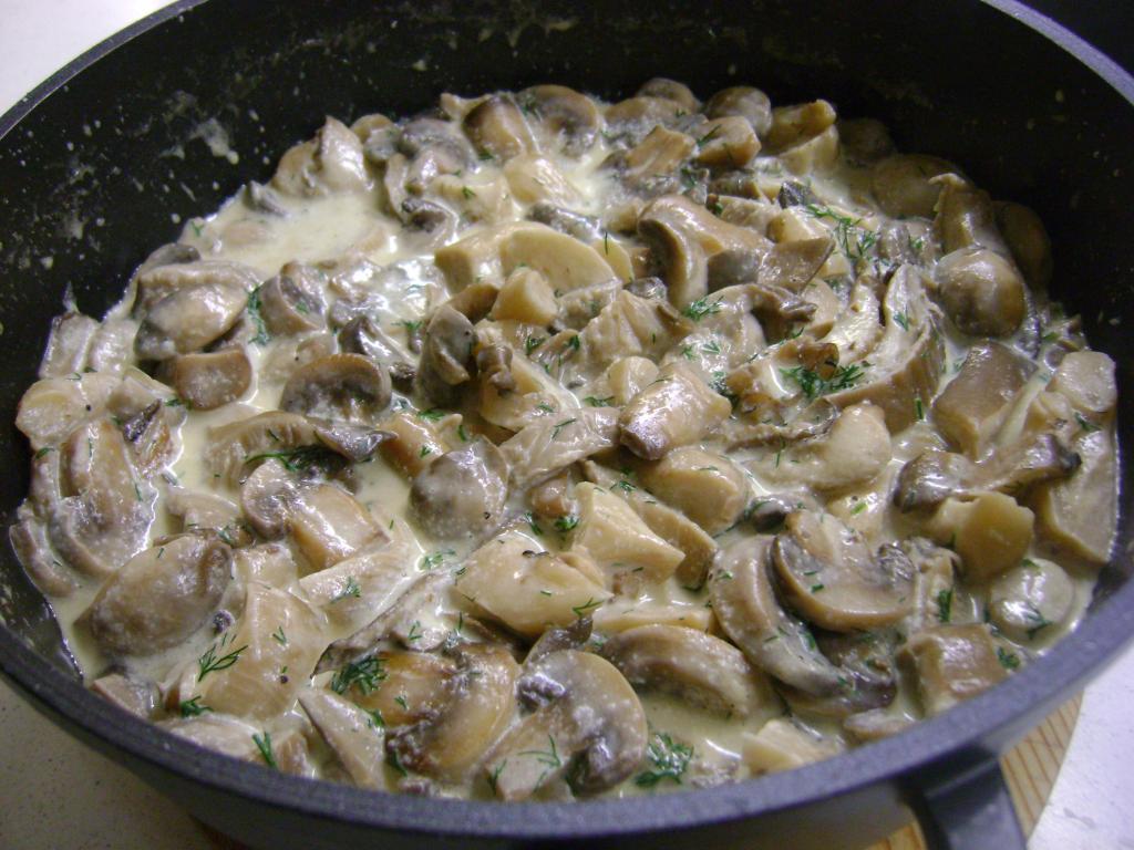 Ciulamaua de ciuperci poate fi o mâncare de bază în orice perioadă de post dacă sosul se face fără lapte sau smântână
