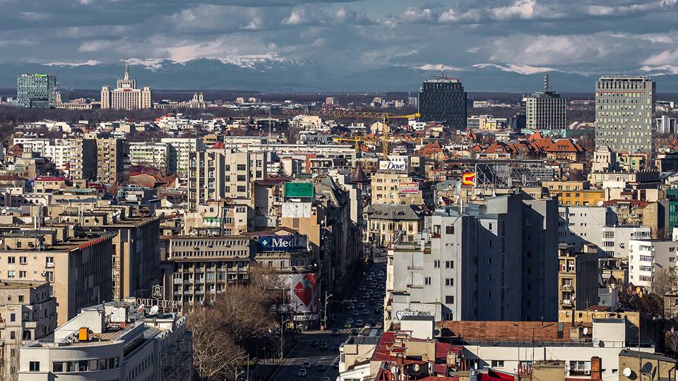 Fenomen impresionant în București! Se văd Munții Carpați din centrul Capitalei. Care este explicația. FOTO
