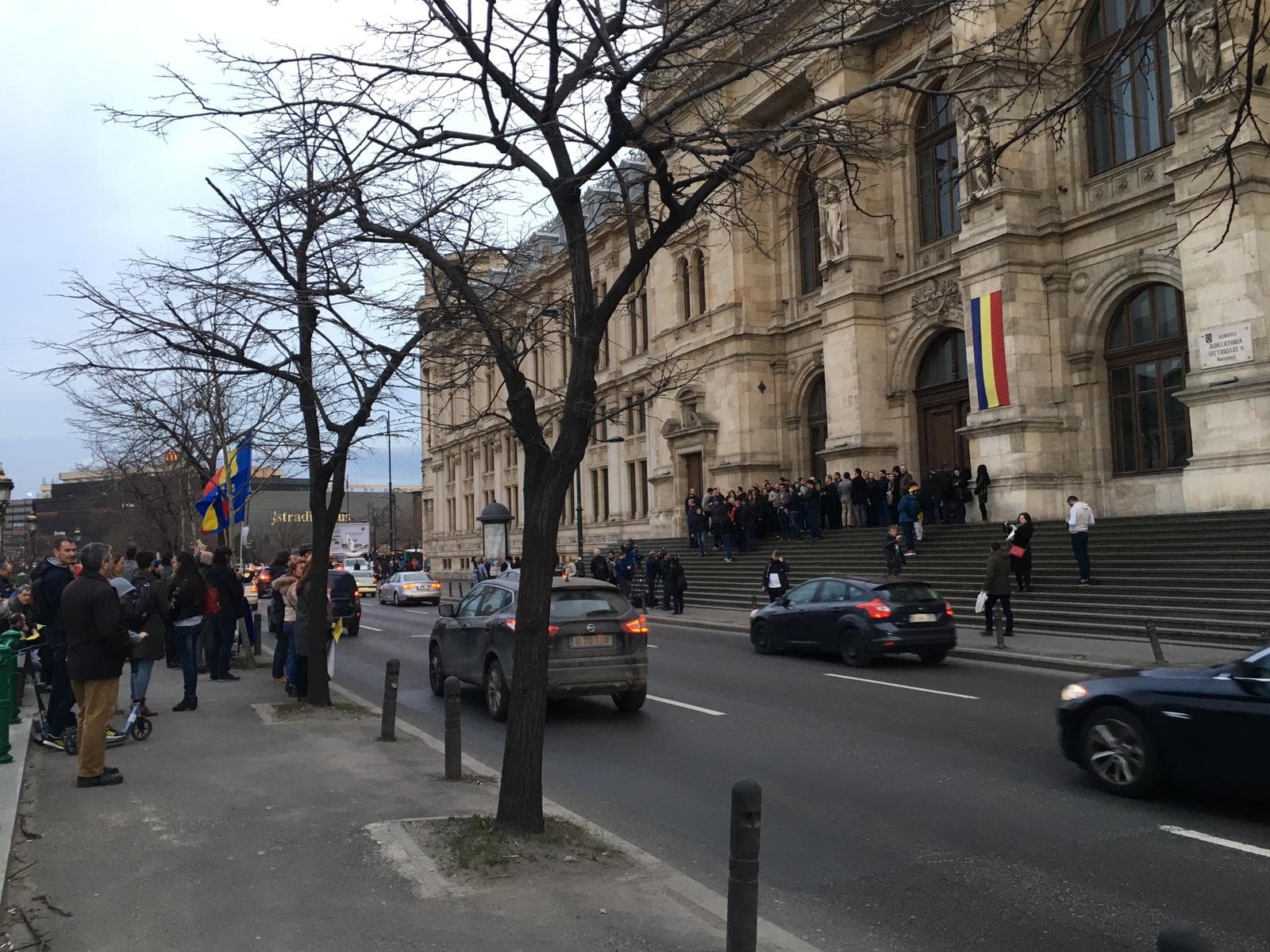 Magistrații din București protestează în fața Palatului de Justiție împotriva OUG 7! FOTO și VIDEO