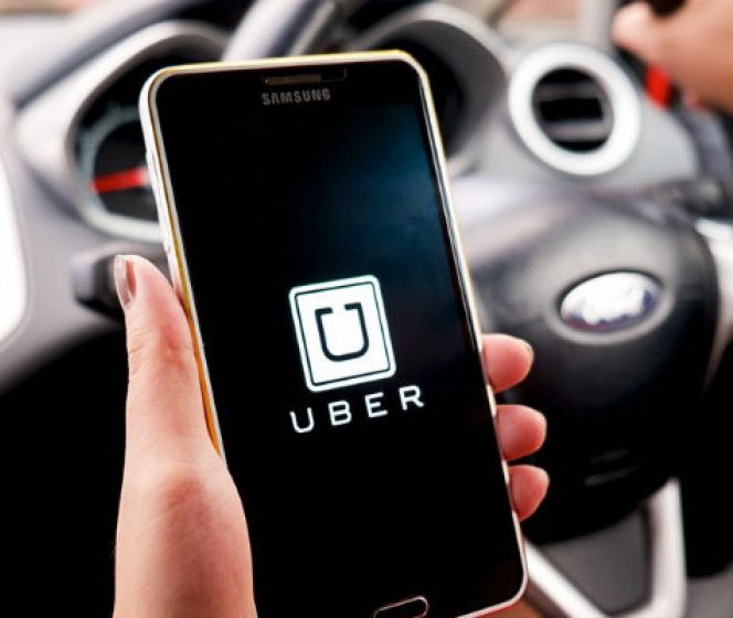 Va fi sau nu interzis Uber? Ce prevede proiectul de lege privind taximetria ilegală