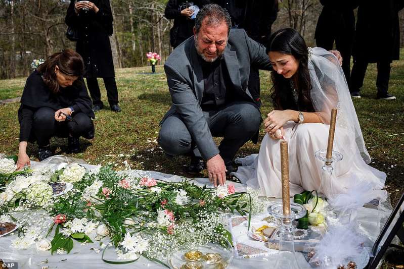Emoționant! O mireasă a mers la mormântul iubitului în ziua în care trebuia să fie nunta lor! Bărbatul a fost ucis cu 3 săptămâni înainte