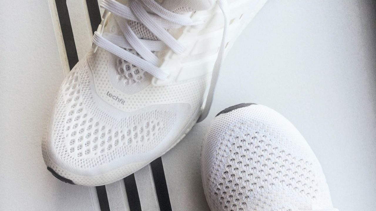 Белые кроссовки в сетку. Cloudfoam adidas белые сетчатые. Nike белые в сеточку. Адидас белые сетка женские. Чистим белые сеточные кроссовки.