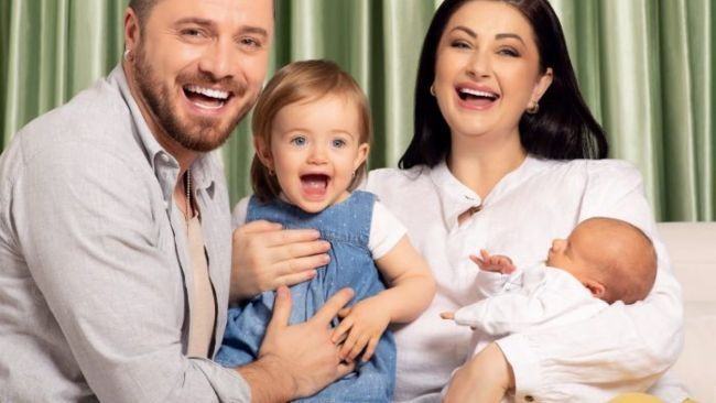 O familie fericită. Gabriela Cristea, împreună cu soțul și cele două fetițe. Sursa foto:copilul.ro
