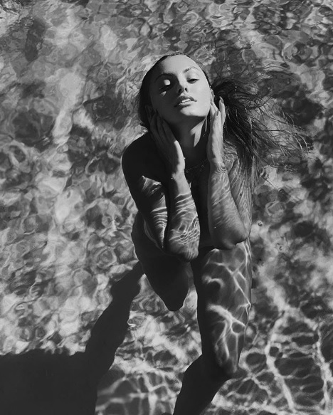 Alexandra Stan s-a lăsat fotografiată goală la piscină