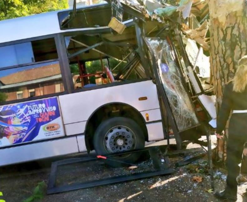 Grav Accident La Roma Sunt 29 De Răniți După Ce Un Autobuz A