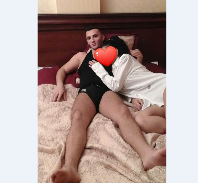 Mihai Trăistariu s-a fotografiat cu o femeie în pat