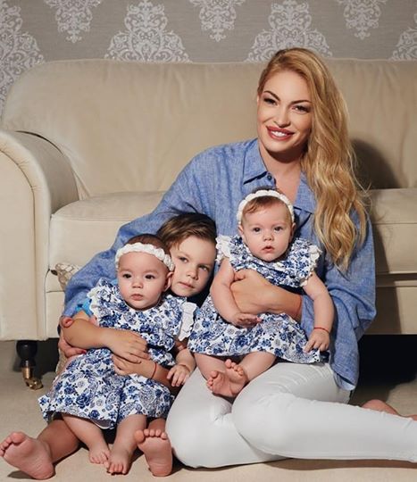 Valentina Pelinel s-a pozat cu cei trei copii ai săi