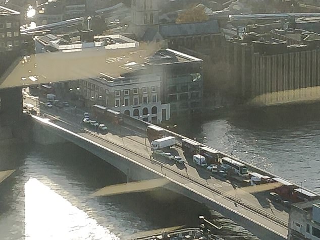 Circulația în zonă a fost oprită. Poliția intervine pe Podul Londrei